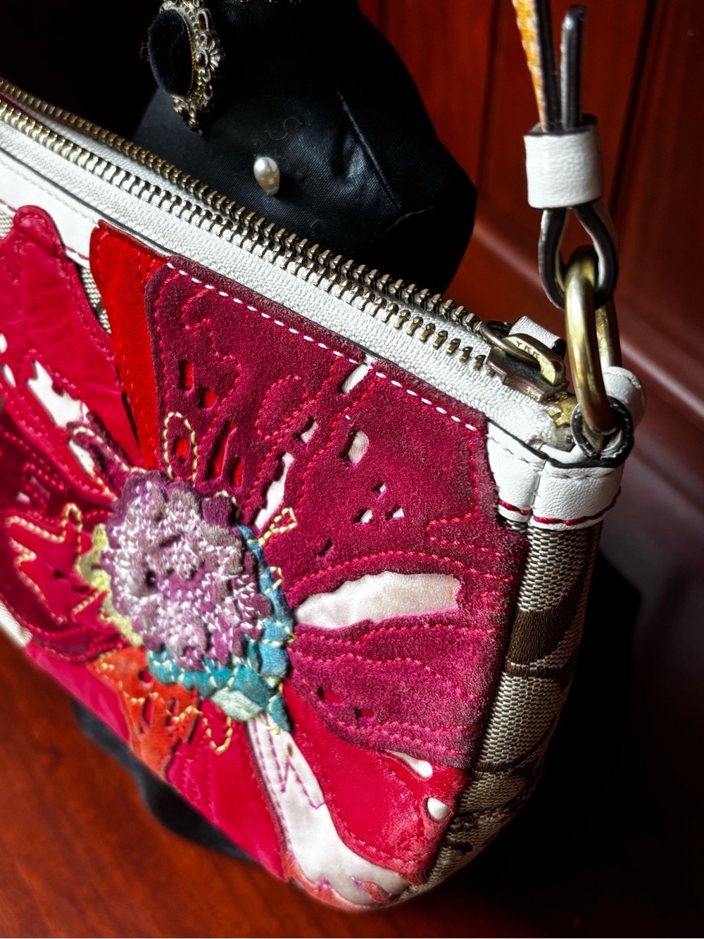 VTG Coach Signature Shoulder Bag with Red and Pink Floral Applique - Picture 12 of 12